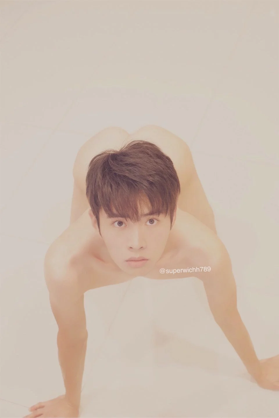 苏玉虔诚的跪着看着小白