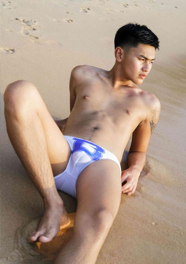 DUDEK-ISSUE-01---A-DAY-FOR-A-PATTAYA-BOY