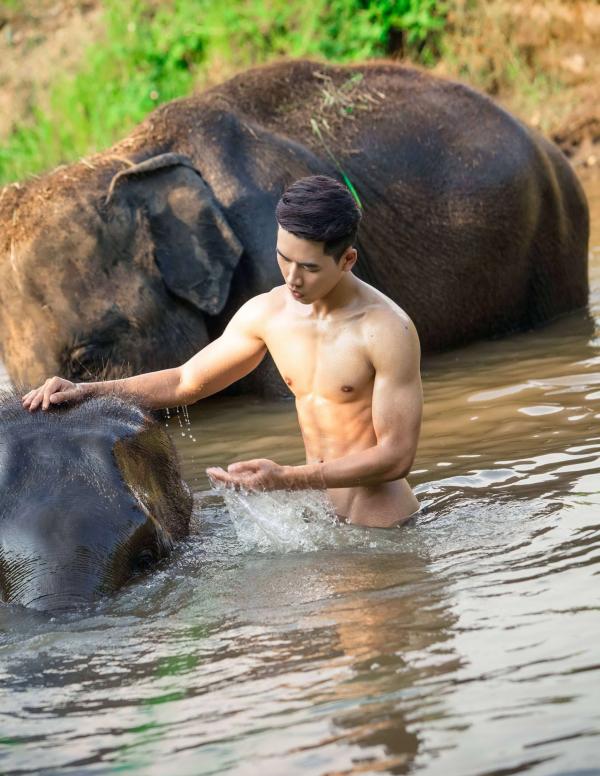 Menluscious-Issue-01--Ron-Charron